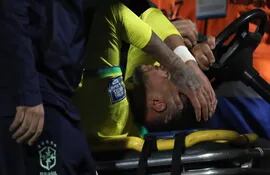 Neymar de Brasil sale lesionado hoy, en un partido de las Eliminatorias Sudamericanas para la Copa Mundial de Fútbol 2026 entre Uruguay y Brasil en el estadio Centenario en Montevideo (Uruguay).