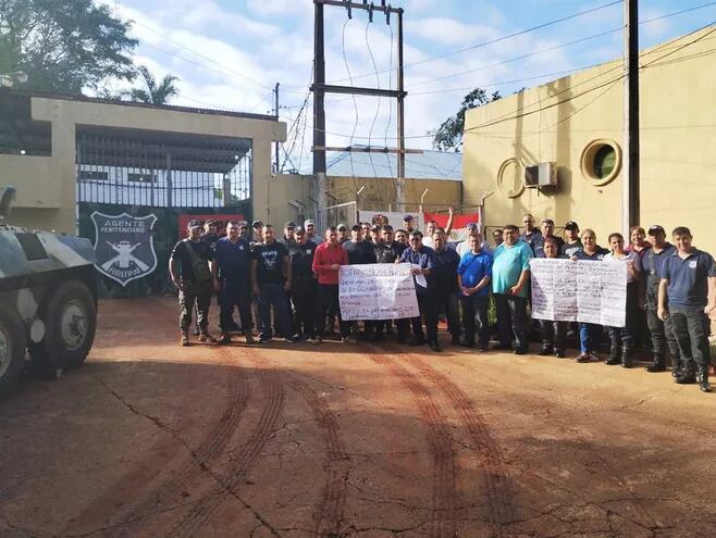 Los guardiacárceles afectados por fenecimiento de contrato se manifestaron frente al penal de Ciudad del Este.
