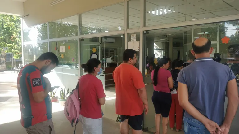 Pacientes deben esperar aproximadamente cinco horas para ser atendidos en el hospital de IPS en Capiatá.