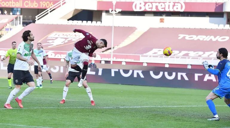 Salto impecable de Antonio Sanabria para cabecear el balón y marcar el gol para el Torino, que sobre el final cedió un empate.