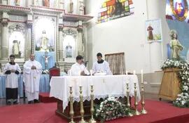 Celebración de una de las misas del novenario en la iglesia Nuestra Señora de la Natividad. A la derecha se observa la  imagen de la venerada  Virgen María.