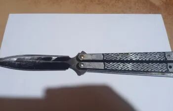 Este cuchillo fue hallado en la mochila de un estudiante de un colegio del barrio Zeballos Cué de Asunción.