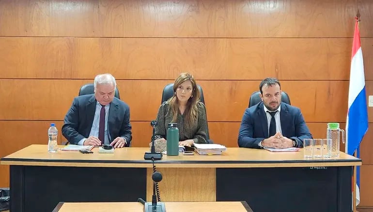 De izq. a der. Víctor Medina, Inés Galarza y Federico Rojas, integrantes del Tribunal de Sentencia.