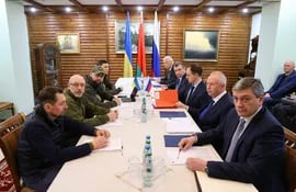 La mesa de negociación instalada en Bielorrusia con los líderes de Ucrania y Rusia. (BELTA/AFP)