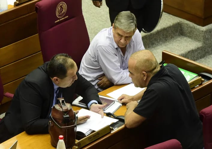 El senador Basilio "Bachi" Nuñez (ANR, HC) conversa con el senador Lider Amarilla (PLRA) a su lado lo observa el senador José "Pakova" Ledesma (PLRA).