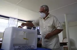 Ciudadanos chilenos votan el plebiscito constitucional hoy, en la Embajada de Chile en San Salvador (El Salvador).  (EFE)