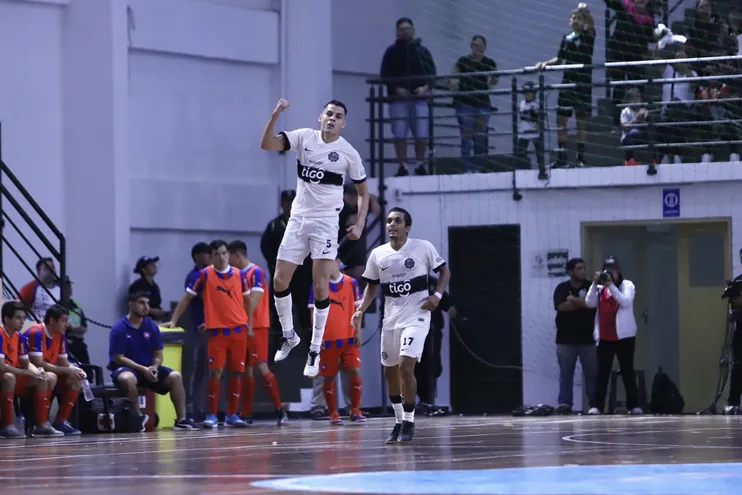 Olimpia derrotó a Cerro Porteño por la segunda fecha de la Liga Premium de Futsal FIFA 2024 en el Comité Olímpico Paraguayo.