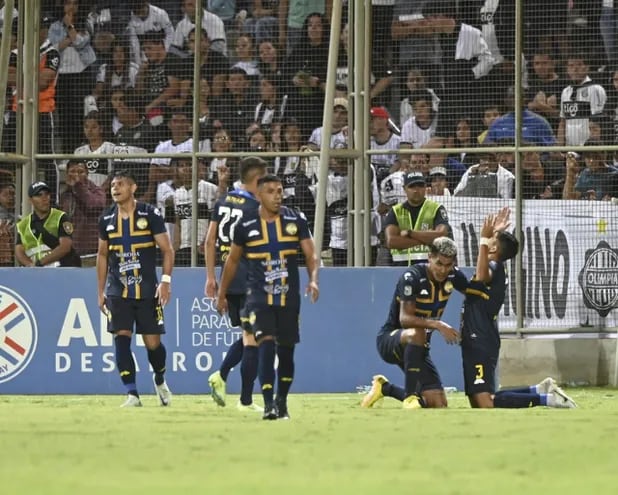 Celebración del gol de Paul Riveros, que significó el 3-1 de Trinidense sobre Olimpia en el Villa Alegre.