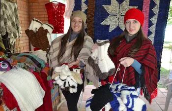 En el paseo de los artesanos de San Miguel, los turistas podrán encontrar abrigos de lana para todas las edades.