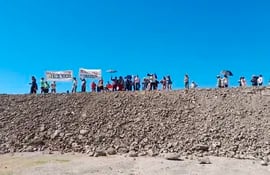 Construcción de muro de piedra en plena playa publica en Remansito. Constitución de la Comisión Permanente del Congreso Nacional.