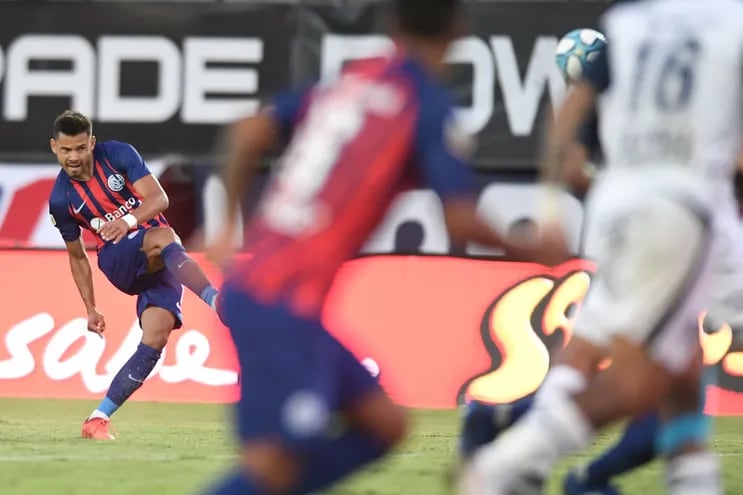 Ángel Romero, futbolista de San Lorenzo, ejecuta un tiro libre en un partido del fútbol argentino.