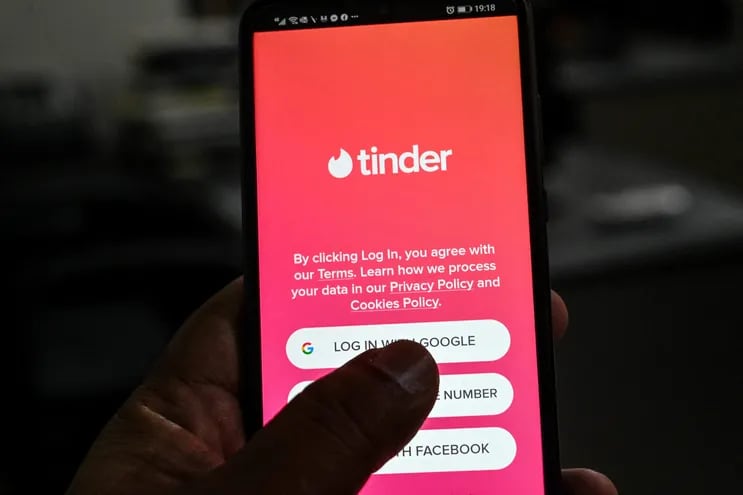 Un hombre revisa su cuenta en la app de citas Tinder.