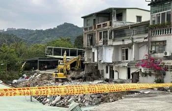 Continúan las labores de rescate de más de 100 personas tras el terremoto de Taiwán.