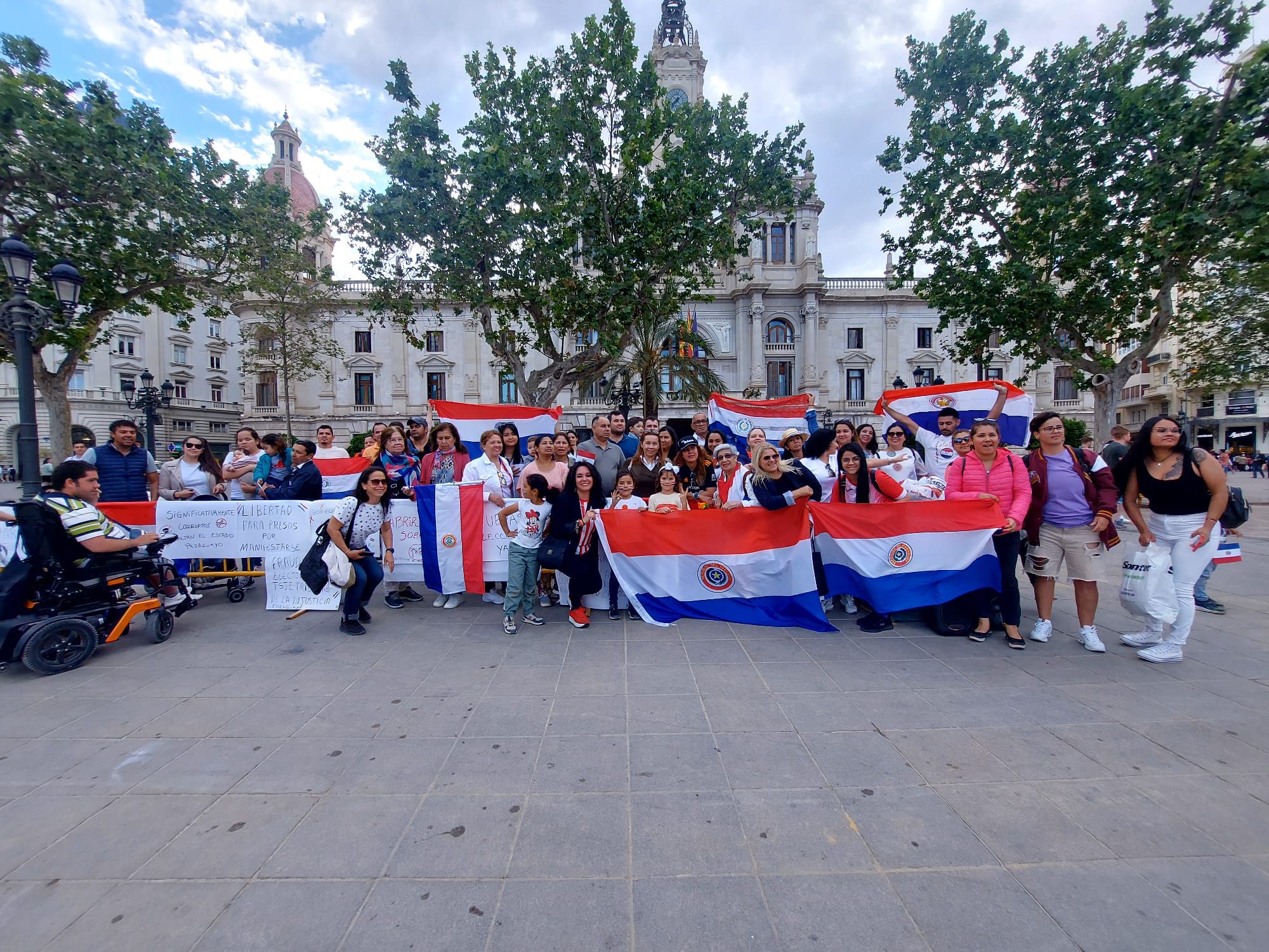 Paraguayos honran a la patria en Valencia, España, el Día de la Independencia de Paraguay.
