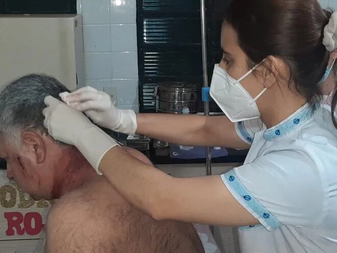 El docente baleado, Juan Ángel Benítez Díaz (48), fue atendido en el centro de salud distrital de Karonay, y luego trasladado en ambulancia hasta el hospital regional de Encarnación.