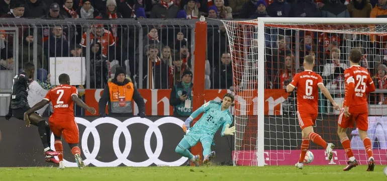 El francés Randal Kolo Muani (i) remata y anota el gol del empate 1-1 para el Eintracht Francfort ante el Bayern Munich.