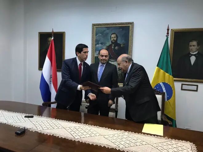 El documento lo firmó por el Brasil el embajador Carlos Simas Magalhaes.