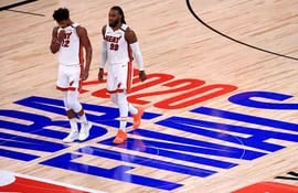 Jimmy Butler (i) en el triunfo de Miami Heat en la quinta final de la NBA 2019-2020.