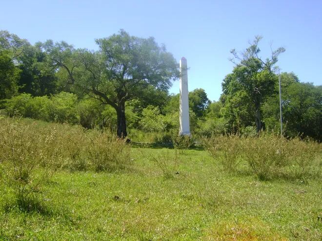El obelisco instalado dentro del Cerro Mba'e de Paraguarí, que fue declarado de interés social.