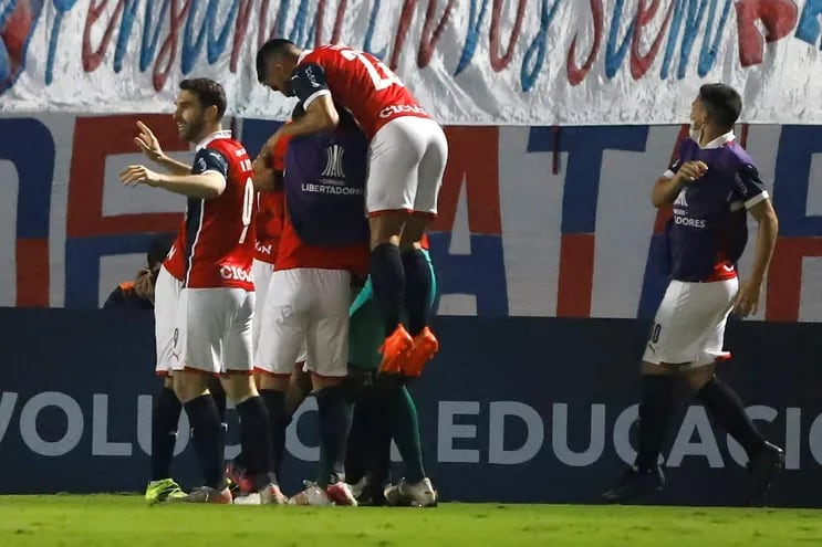 Jugadores de Cerro celebran un gol de Enzo Giménez hoy, en un partido de la Copa Libertadores entre Cerro Porteño y América de Cali en el estadio la Nueva Olla en Asunción (Paraguay).