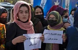 Mujeres afganas protestan frente a la Universidad de Kabul, el pasado martes.