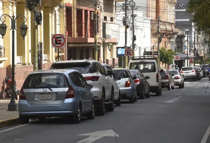 Los automovilistas,  como es habitual, violaron el Reglamento General de Tránsito y estacionaron de manera prohibida, por ejemplo en doble fila a lo largo de las calles Palma y Estrella.