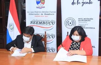El gobernador Luis Benítez, y la ministra de la Niñez y Adolescencia Teresa Martínez, firman el documento de cooperación interinstitucional.