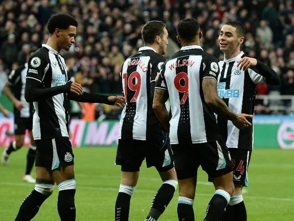 Miguel Almirón (d) festeja el tanto del Newcastle, que en la jornada 15 conquistó la primera victoria en la Premier League 2021-2022.