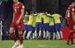 Jugadores de Brasil celebran un gol hoy, en un partido de la fase de grupos del Mundial de Fútbol Qatar 2022 entre Brasil y Serbia en el estadio Lusail en Lusail (Catar).
