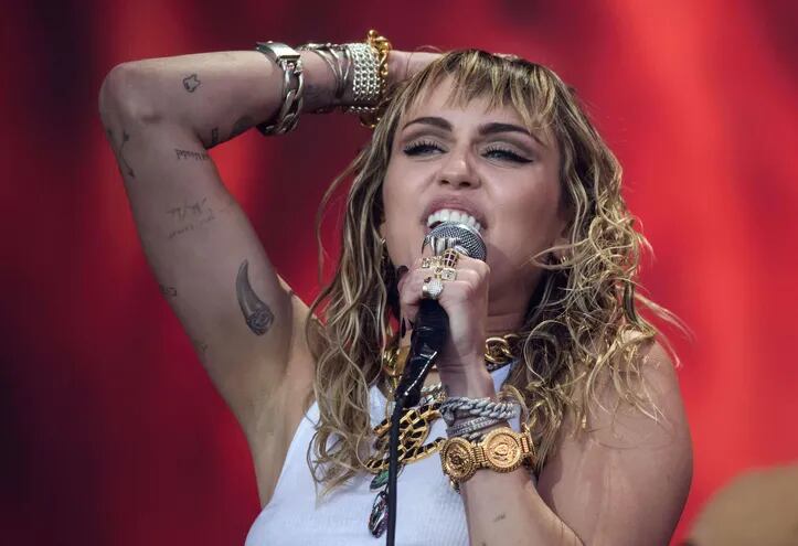 Miley Cyrus durante su presentación en el festival de Glastonbury, Inglaterra, el pasado domingo.