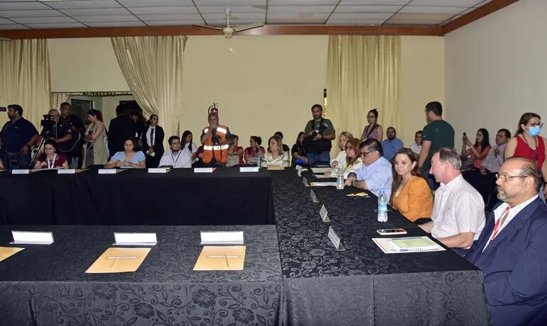 Autoridades de Salud Pública se reunieron ayer con intendentes y representantes municipales de Asunción y Central para delinear acciones contra el dengue y chikunguña.