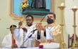 Mac-Donald Fils D Prosper de Haití es nuevo diacono, acompañado durante la celebración por el obispo Escobar.