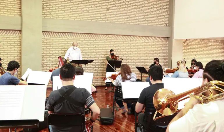 Músicos de la Orquesta Sinfónica Nacional ensayan para la presentación de esta noche, en el Teatro Municipal.