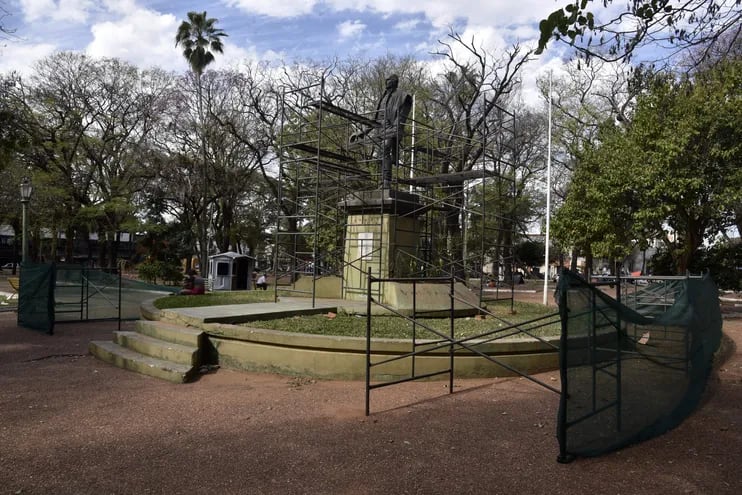 Se realiza la restauración de una de las estatuas en la Plaza Uruguaya.