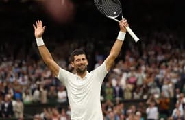 El serbio Novak Djokovic celebra la victoria sobre el italiano Jannik Sinnner en las semifinales de Wimbledon 2023.
