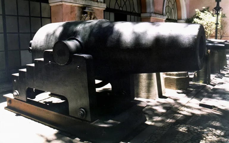El cañón cristiano todavía secuestrado  en Río de Janeiro, Brasil. Su “gemelo” el “Criollo”,  se encargó de la defensa de Asunción.