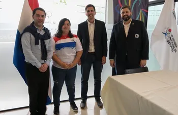 Gabriela Vargas (segunda de izq. a der.) junto al ministro de Deportes, Diego Galeno (segundo de der. a izq.).