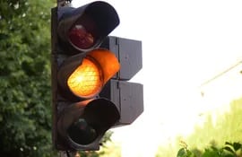 Desde la Municipalidad de Asunción confirman que pueden cobrar multas a los conductores que crucen el semáforo con la luz amarilla encendida.