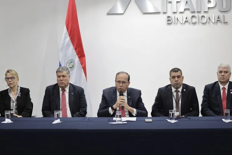 El director paraguayo de Itaipú, Manuel María Cáceres (centro) durante la conferencia de prensa de este viernes por el llamado a cargos vacantes.