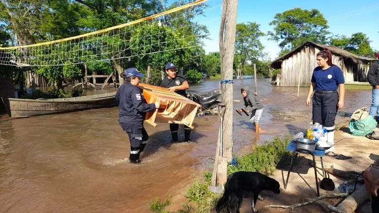 Evacuan a seis familias de la ribera del río Tebicuary de María Antonia.