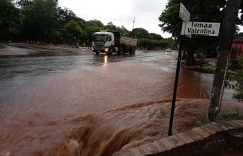 Raudales en las calles de Piribebuy, luego de las intensas lluvias en gran parte del país y el departamento de Cordillera