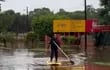 Un poblador recorre la zona inundada con una plancha stand up en el centro de Hernandarias.