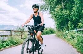 Una mujer sonriente pedalea en bicicleta