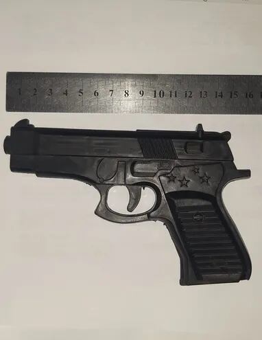 El arma de juguete con la cual los motoasaltantes intentaron robar a una estudiante, en Luque.