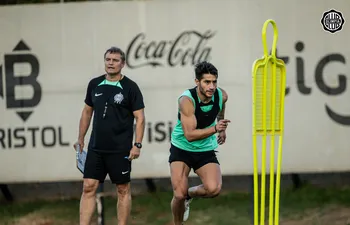 Diego Aguirre, entrenador de Olimpia, e Iván Torres.