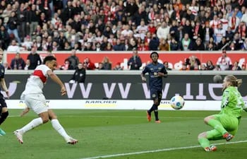 Stuttgart (Germany), 11/02/2024.- Stuttgart's Jamie Leweling (L) scores the 2-0 lead during the German Bundesliga soccer match between VfB Stuttgart and 1. FSV Mainz 05 in Stuttgart, Germany, 11 February 2024. (Alemania) EFE/EPA/RONALD WITTEK CONDITIONS - ATTENTION: The DFL regulations prohibit any use of photographs as image sequences and/or quasi-video.
