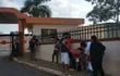 Familiares esperan en la vereda noticias de sus niños, internados en el Hospital Pediátricp Acosta Ñu.