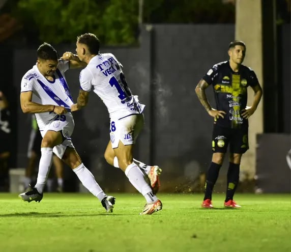 Hugo Iván Valdez (i) celebra el gol de Ameliano ante Trinidense junto a su compañero, Anibal Vega (d).