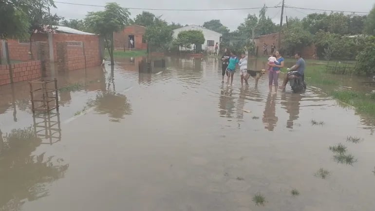 Casas y calles inundadas en la ciudad de Pilar, luego de unas intensas precipitaciones. Se acumuló 186 mm. de agua caída.