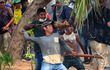 Un hombre arroja una piedra y otro tensa una hondita durante las protestas frente al Congreso contra el aumento de las penas a los invasores de propiedades.